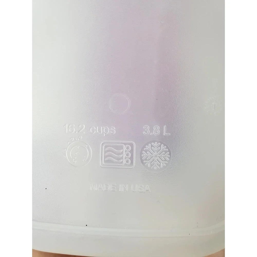 Rubbermaid ● 16.2 Cup Food Storage Container 3.8L Red Lid ● Made‎ in USA